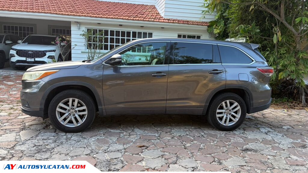 Toyota Highlander LE 2014