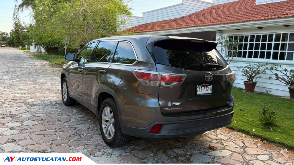 Toyota Highlander LE 2014