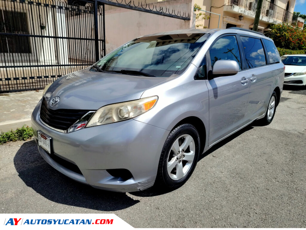 Toyota Sienna LE 2011