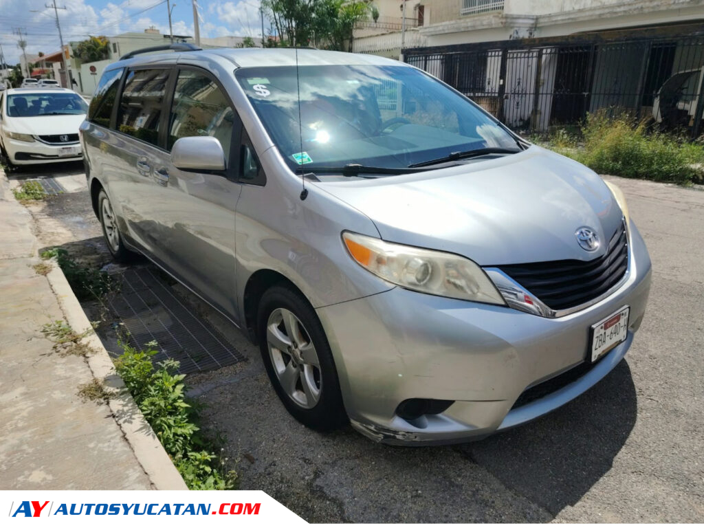 Toyota Sienna LE 2011
