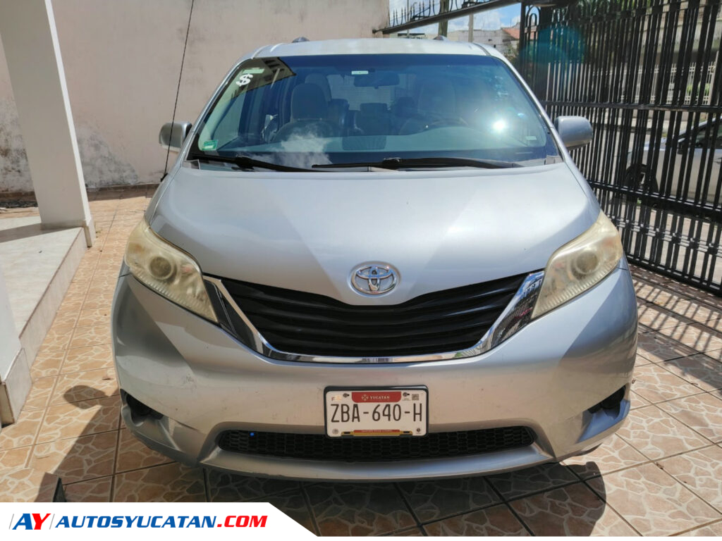 Toyota Sienna LE 2011
