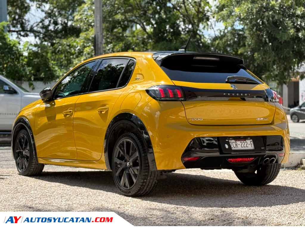COMO NUEVO PEUGEOT 208 GT 2024