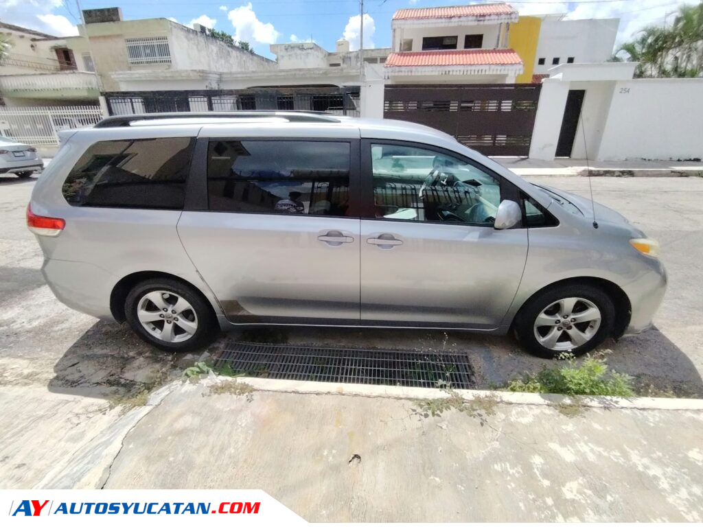 Toyota Sienna LE 2011