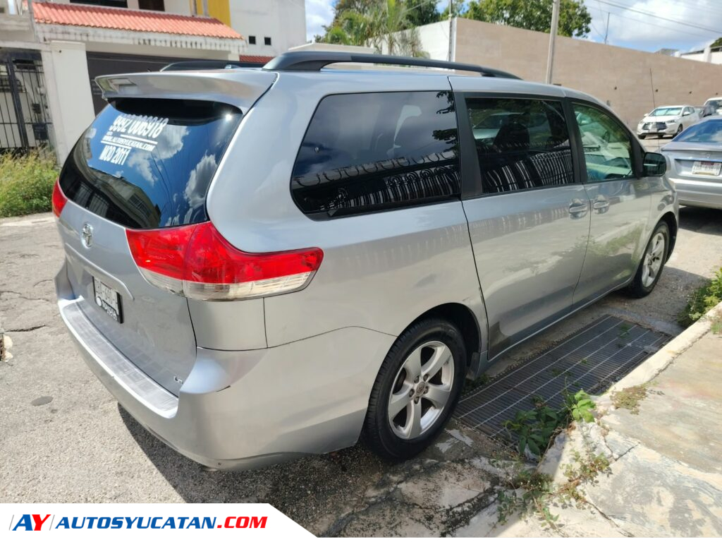 Toyota Sienna LE 2011