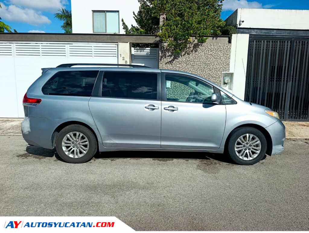 Toyota Sienna XLE 2014