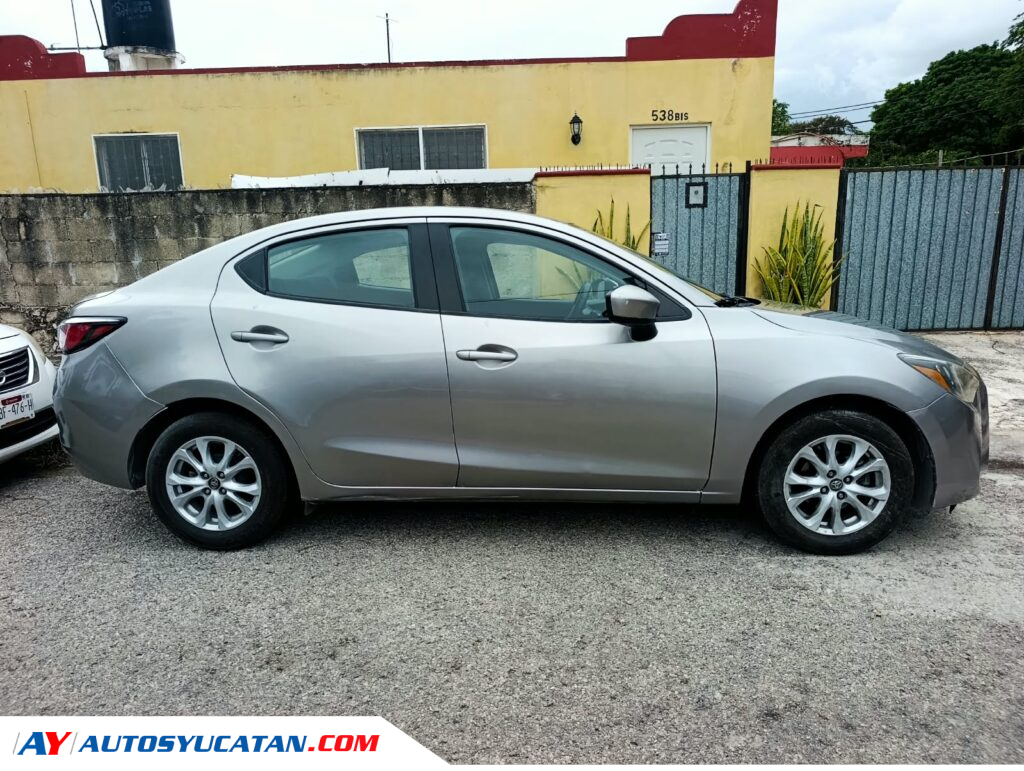 Toyota Yaris STD 2016